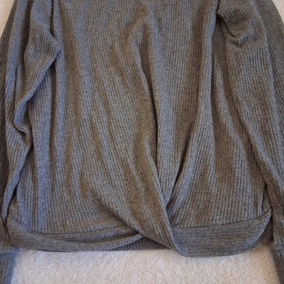 Old Navy Girl's Size XL (14-16) Gray Cozy Twist-Front Rib-Knit Top - Picture 6 of 7